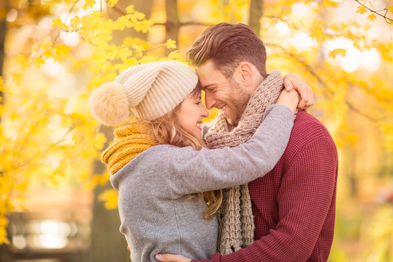 Umarmendes Paar im herbstlichen Wald