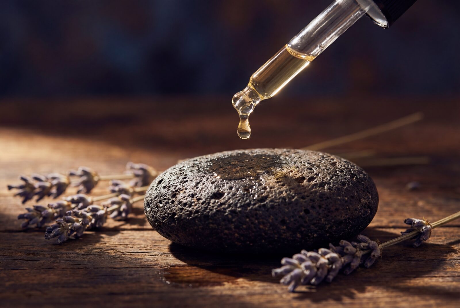 Einen Tropfen ätherisches Öl auf einen Stein geben und ihn zum Duftstein machen.